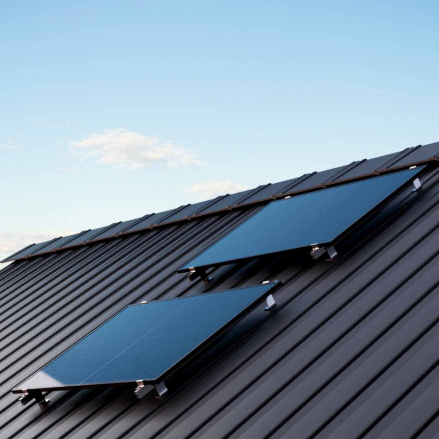 Solar panels mounted on a sandwich metal roof – Paneles solares instalados en un tejado sandwich metálico flat no angle