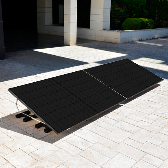 solar panels mounted on a flat roof structure – Paneles solares instalados en una estructura de techo plano 20º