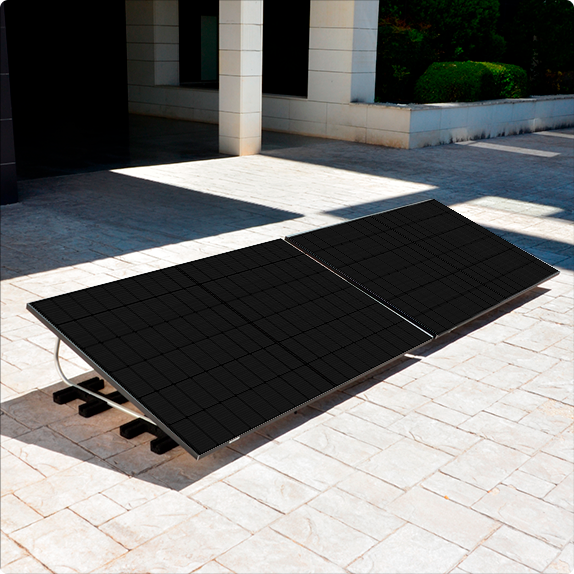 solar panels mounted on a flat roof structure – Paneles solares instalados en una estructura de techo plano